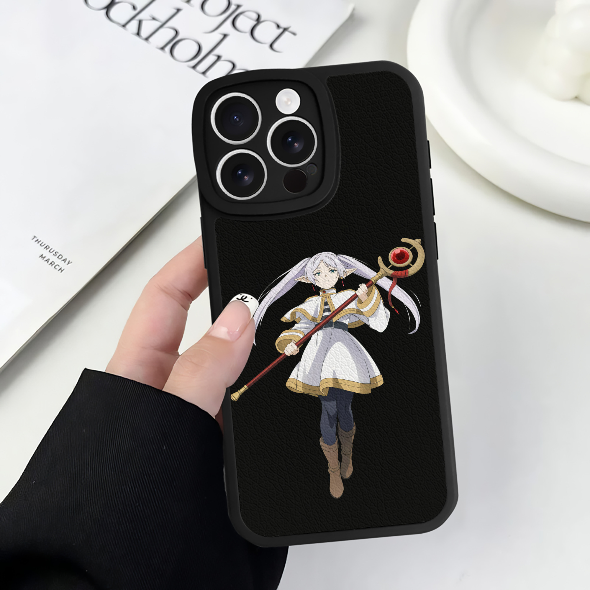 （画像用） 葬送のフリーレン Frieren 【iPhone 16シリーズ対応】シリコンスマホケース（レザー調） 材質：シリコン